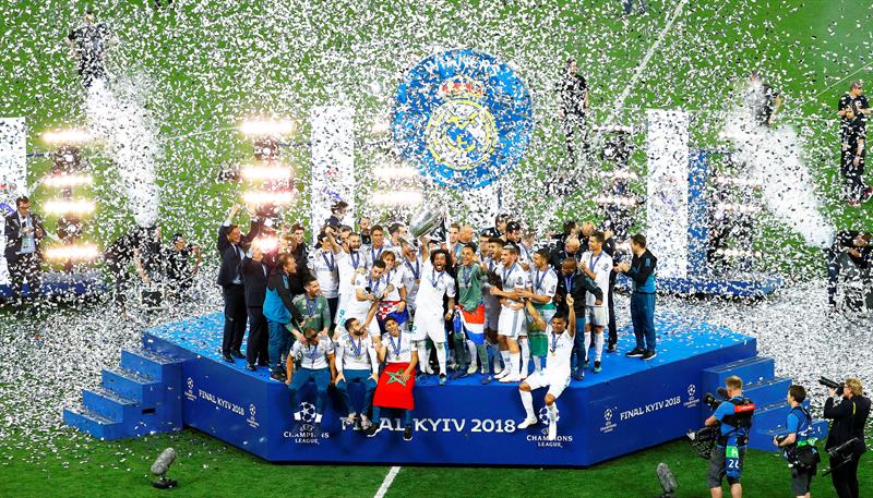 Jugadores del Real Madrid celebrando el gane del titulo.