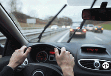 Ver es creer cuando se trata de la seguridad vial Para una conducción segura, realice el mantenimiento de los limpiaparabrisas, las luces y los espejos del vehículo.