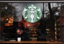 Starbucks permitirá a cualquiera sentarse en sus locales y utilizar sus aseos Starbucks ha comunicado a sus empleados la adopción de una nueva política de empresa según la cual cualquier persona, sea cliente o no, podrá hacer uso de sus aseos o sentarse de forma indefinida en sus locales
