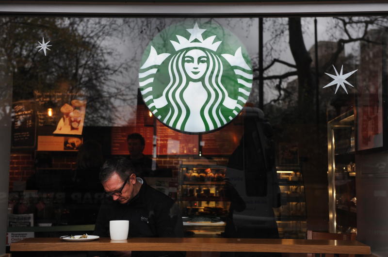 Starbucks ha comunicado a sus empleados la adopci&oacute;n de una nueva pol&iacute;tica de empresa seg&uacute;n la cual cualquier persona, sea cliente o no, podr&aacute; hacer uso de sus aseos o sentarse de forma indefinida en sus locales