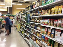 Jóvenes supervivientes de la matanza escolar ocurrida en Parkland (Florida, EEUU) dibujaron hoy las siluetas de cuerpos humanos caídos en un supermercado