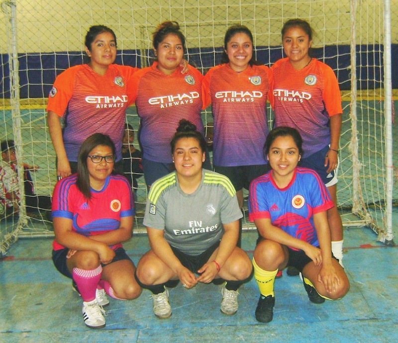 Las jovencitas del Santa Cruz que preparan su 'artillería' para dar 'guerra' en la Liguilla de la Fair Play Soccer League / Liga Juego Limpio que preside Ivan Mendoza. (Foto: Buki Chapín)