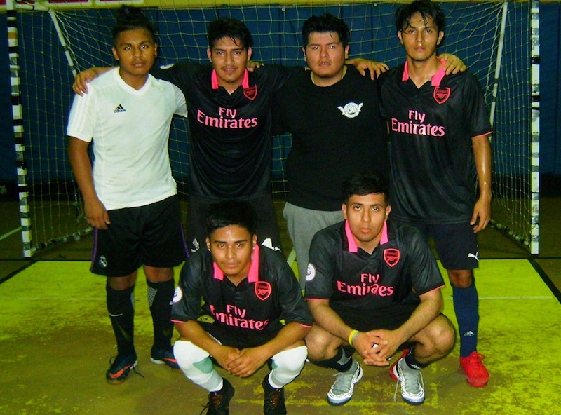 Integrantes del sexteto Caton Academy que se encuentran participando en el primer campeonato de verano indoor f&uacute;tbol, organizado por la Brooklyn Champions League y jugandose en el gym de la Adelphi Academy. (Foto: Buki Chapin)