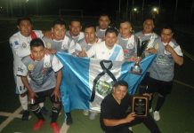 Integrantes del sexteto Cremas F.C. que vencieron al Piaxtla en la tanda de penaltis, para conquistar el torneo Unidos por Guatemala. Con ellos, Fermin Garcia, D.T. y Jean sentado en la gramilla. (Foto Buki Chapin)