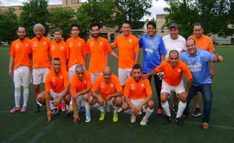 Esta fue la formaci&oacute;n inicial del Corinto F.C. que se midi&oacute; al NY San Salvador en partido amistoso pro-recaudaci&oacute;n de fondos para Oscar "Palo" Arriola. Con ellos Abilio "Burro" Benitez, Armando y Anibal Ochoa, vice-presidente de Liga de F&uacute;tbol Guatemala. (Foto: Buki Chapin)
