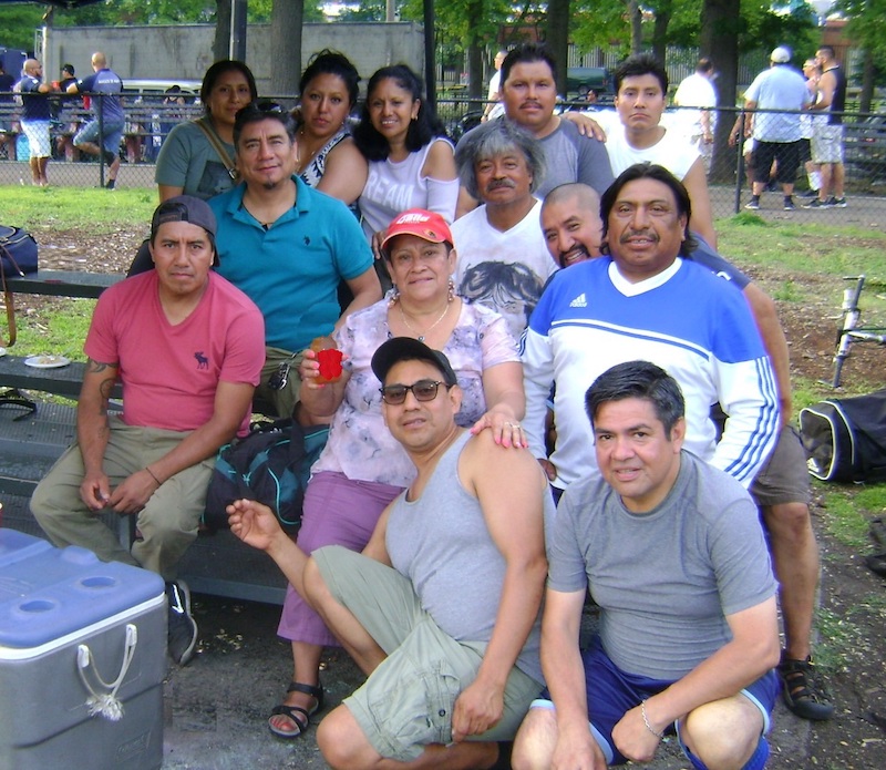 Dirigentes y jugadores del Metepec, el equipo de multitudes que así celebró en la cancha del Red Hook, en Brooklyn, la ganancia de la Selección de México en el Mundial de Rusia 2018. Con ellos Betty "La Fea Pinzón" Sánchez, destacada líder de la comunidad guatemalteca en NY. (Foto: Buki Chapín)