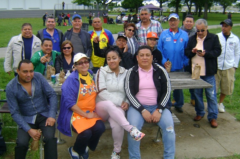 La 'Barra Brava' Hondure&ntilde;a que domingo a domingo se reune en canchas del Ferry Point en El Bronx y quienes desde ya est&aacute;n a la espera que inicie el Mundial Rusia 2018. Entre ellos, Elvis Selis, El Chele, Rigoberto "Shula" Gomez, Astor Guevara, Mireya, Januario "Nayo" Paz y su Sra., entre otros. (Foto: Buki Chapin)