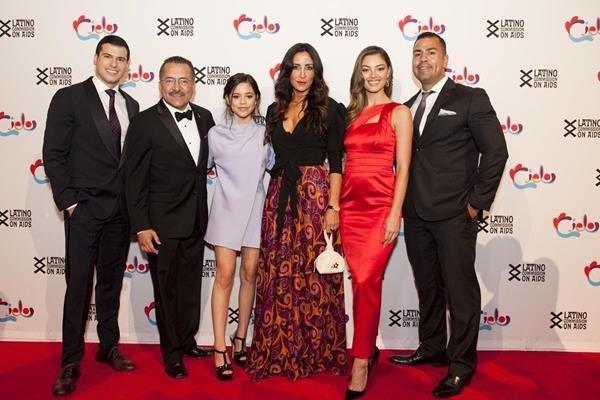 Gio Benitez, Guillermo Chacon , Jenna Ortega, Stella Nolasco; Demi-Leight Nel-Peters y JW Cortes. Foto Chasi Annexy.