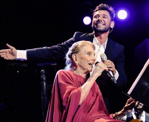  Mar&iacute;a Dolores con el magn&iacute;fico cantante Miguel Poveda, en un concierto en Madrid