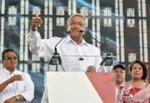 El candidato izquierdista del Movimiento Regeneración Nacional (Morena), Andrés Manuel López Obrador (c)