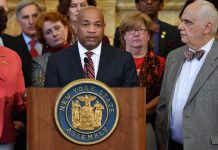 El presidente de la Asamblea, Carl Heastie, y miembros de la conferencia de la mayoría demócrata de ese cuerpo legislativo durante una conferencia de prensa sobre la violencia armada en las escuelas realizada en marzo de este año.
