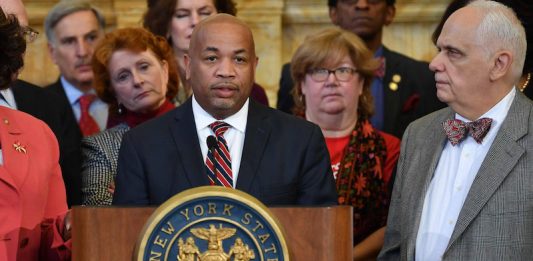 El presidente de la Asamblea, Carl Heastie, y miembros de la conferencia de la mayoría demócrata de ese cuerpo legislativo durante una conferencia de prensa sobre la violencia armada en las escuelas realizada en marzo de este año.