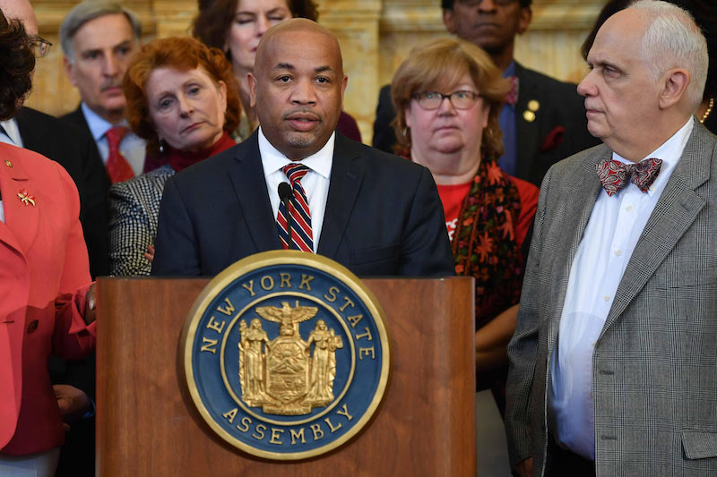 El presidente de la Asamblea, Carl Heastie, y miembros de la conferencia de la mayoría demócrata de ese cuerpo legislativo durante una conferencia de prensa sobre la violencia armada en las escuelas realizada en marzo de este año.