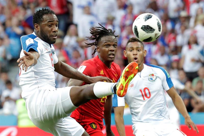 El delantero panameño Luis Tejada (i), el delantero panameño Ismael Díaz (d) y el defensa belga Boyata (c) durante el partido Bélgica-Panamá, del Grupo G del Mundial de Fútbol de Rusia 2018, en el Fisht de Sochi, Rusia, hoy 18 de junio de 2018