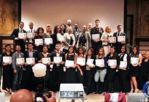 Los autores sostienen que en el año 2020, el 65 % de los empleos en Estados Unidos requerirán de un grado universitario, comparado con el 28 % de 1973.