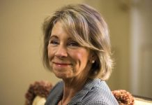 Piden a secretaria de educación corrija y mantenga obligación de servir a estudiantes La secretaria de Educación de Estados Unidos, Betsy DeVos.