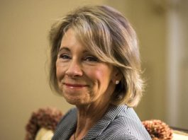 Piden a secretaria de educación corrija y mantenga obligación de servir a estudiantes La secretaria de Educación de Estados Unidos, Betsy DeVos.