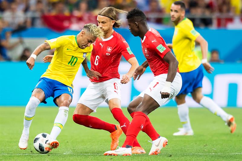 El delantero brasile&ntilde;o Neymar (i) en acci&oacute;n contra los jugadores suizos Michael Lang (2-i) y Breel Embolo (2-d) durante la Copa Mundial de la FIFA 2018 el partido de f&uacute;tbol E preliminar entre Brasil y Suiza en Rostov-On-Don, Rusia , 17 de junio de 2018.