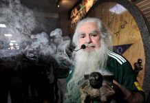Antonio Vázquez, mejor conocido como el Brujo Mayor, es visto durante su ritual hoy, miércoles 13 de junio de 2018, en la Ciudad de México (México).