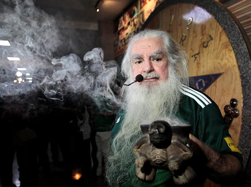 Antonio Vázquez, mejor conocido como el Brujo Mayor, es visto durante su ritual hoy, miércoles 13 de junio de 2018, en la Ciudad de México (México).