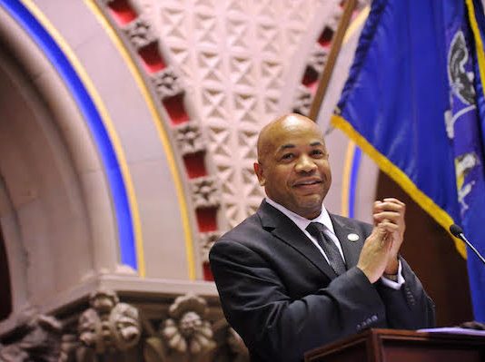 Asamblea aprueba medida para fomentar la responsabilidad de los fiscales El presidente de la Asamblea, Carl Heastie