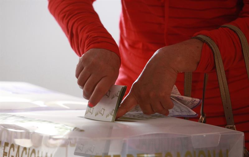 Fotografía de archivo del 7 de junio de 2015 de una persona emitiendo su voto en las elecciones generales, en Ciudad de México (México).