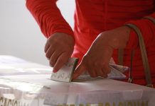 Fotografía de archivo del 7 de junio de 2015 de una persona emitiendo su voto en las elecciones generales, en Ciudad de México (México).