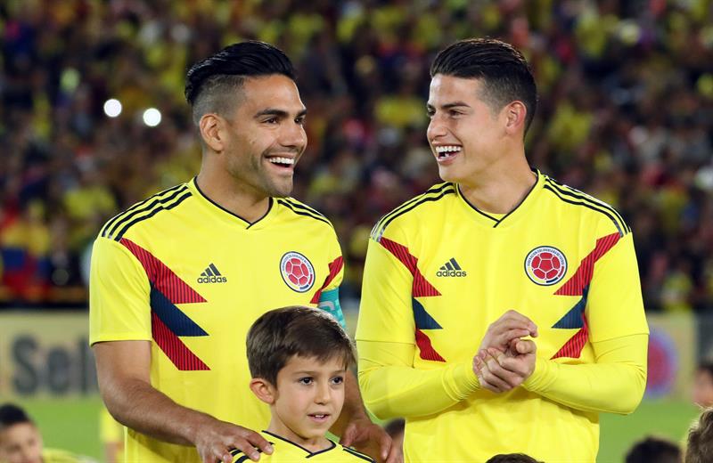 Los jugadores de la selecci&oacute;n Colombia Radamel Falcao (i) y James Rodr&iacute;guez (d) 