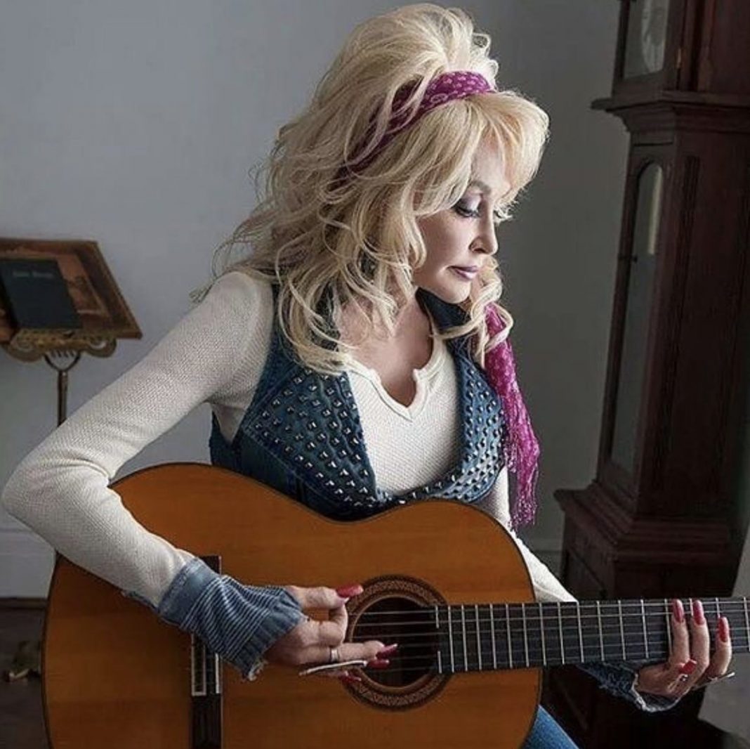 La estrella de la música country Dolly Parton anunció hoy que la plataforma digital Netflix emitirá en 2019 una serie basada en sus canciones. (Foto de twitter)