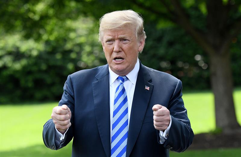 El presidente, Donald Trump, afirm&oacute; hoy que tiene el "derecho absoluto" de perdonarse a s&iacute; mismo, pero precis&oacute; que no lo har&aacute; porque no ha hecho "nada mal"