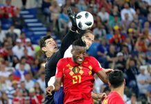 Portero Thibaut Courtois de Bélgica (L) y Michy Batshuayi de Bélgica (2-R) en acción durante la Copa Mundial de la FIFA 2018 grupo G partido de fútbol preliminar ronda entre Inglaterra y Bélgica en Kaliningrado, Rusia, 28 de junio de 2018.