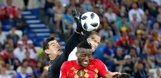 Portero Thibaut Courtois de Bélgica (L) y Michy Batshuayi de Bélgica (2-R) en acción durante la Copa Mundial de la FIFA 2018 grupo G partido de fútbol preliminar ronda entre Inglaterra y Bélgica en Kaliningrado, Rusia, 28 de junio de 2018.