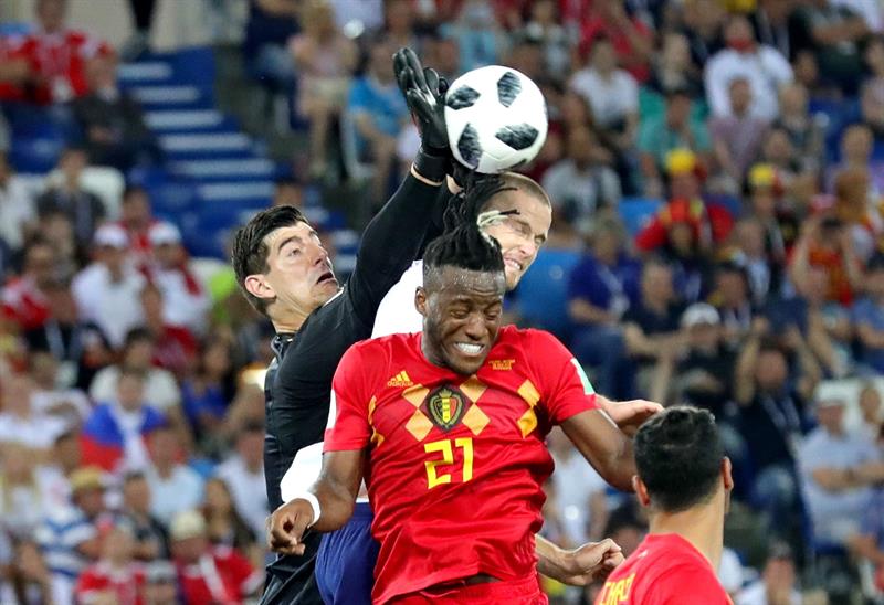 Portero Thibaut Courtois de Bélgica (L) y Michy Batshuayi de Bélgica (2-R) en acción durante la Copa Mundial de la FIFA 2018 grupo G partido de fútbol preliminar ronda entre Inglaterra y Bélgica en Kaliningrado, Rusia, 28 de junio de 2018.