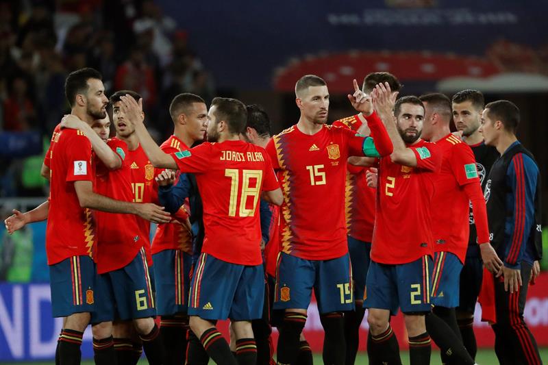 Los jugadores espa&ntilde;oles se felicitan tras finalizar el partido Espa&ntilde;a-Marruecos, del Grupo B del Mundial de F&uacute;tbol de Rusia 2018, en el Estadio de Kaliningrado de Kaliningrado, Rusia, hoy 25 de junio de 2018