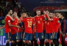 Los jugadores españoles se felicitan tras finalizar el partido España-Marruecos, del Grupo B del Mundial de Fútbol de Rusia 2018, en el Estadio de Kaliningrado de Kaliningrado, Rusia, hoy 25 de junio de 2018