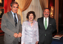 La escritora argentina Ana María Cabrera, rodeada a su derecha por el Cónsul General de Argentina en Nueva York, Embajador Marcelo Martin Giusto y a su izquierda por el Cónsul General Adjunto de Argentina, Min. Eduardo Almirantearena.