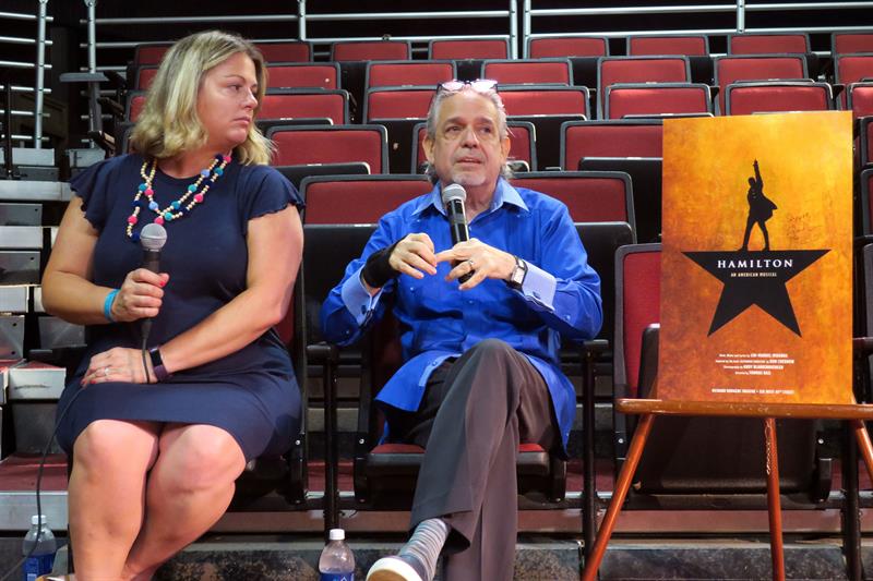 Luis Miranda (d), padre del dramaturgo Lin-Manuel Miranda, habla junto a Bethany Knox (i), directora ejecutiva de las audiciones de la producci&oacute;n del musical "Hamilton", durante una rueda de prensa celebrada hoy, mi&eacute;rcoles 13 de junio de 2018, en la Universidad de Puerto Rico (UPR) en San Juan (Puerto Rico).