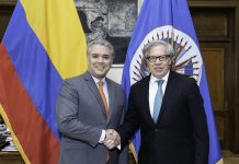 Fotografía cedida por la Organización de Estados Americanos (OEA) que muestra a su secretario general, Luis Almagro (d), mientras recibe al presidente electo de Colombia, Iván Duque (i)