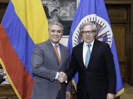 Fotografía cedida por la Organización de Estados Americanos (OEA) que muestra a su secretario general, Luis Almagro (d), mientras recibe al presidente electo de Colombia, Iván Duque (i)