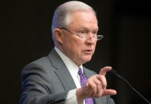 El Gobierno reforzará exigencias de asilo y frenar "abuso" de inmigrantes El fiscal general, Jeff Sessions