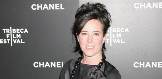 Fotografía de archivo que muestra a la diseñadora de moda estadounidense Kate Spade mientras posa a su llegada a una cena con motivo del festival de cine de Tribeca en Nueva York, Estados Unidos, el 5 de junio de 2006.