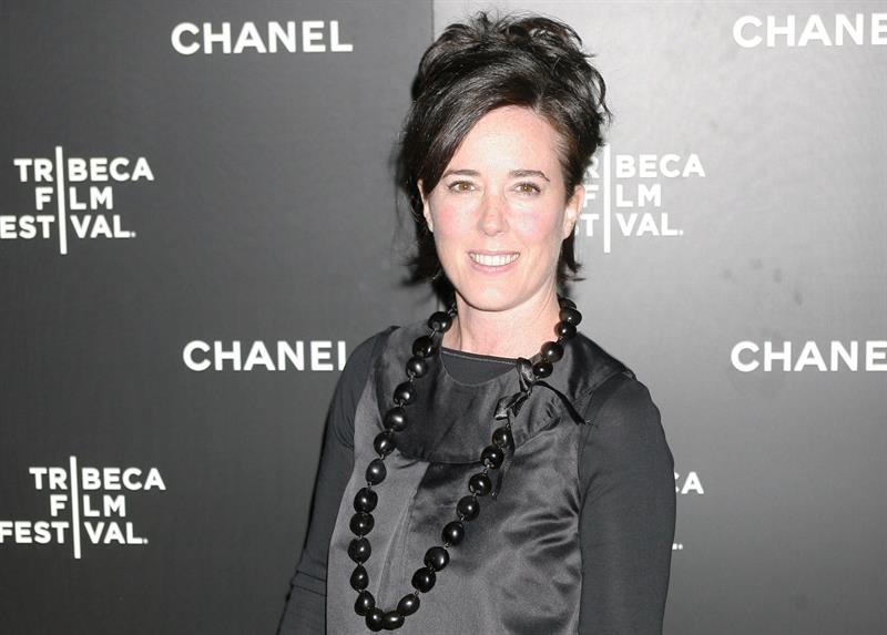 Fotografía de archivo que muestra a la diseñadora de moda estadounidense Kate Spade mientras posa a su llegada a una cena con motivo del festival de cine de Tribeca en Nueva York, Estados Unidos, el 5 de junio de 2006.