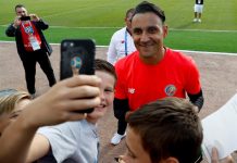 El portero de la selección de Costa Rica, Keylor Navas (c), posa con aficionados durante un entrenamiento celebrado a un día del inicio de la Copa Mundial de la FIFA Rusia 2018