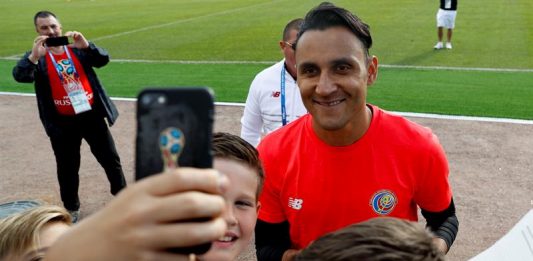 El portero de la selección de Costa Rica, Keylor Navas (c), posa con aficionados durante un entrenamiento celebrado a un día del inicio de la Copa Mundial de la FIFA Rusia 2018