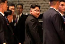 EEUU y Corea del Norte afrontan una cumbre histórica e impredecible El líder norcoreano, Kim Jong-un (c), abandona el hotel Marina Bay Sands durante su visita al centro de Singapur, hoy, 11 de junio del 2018.