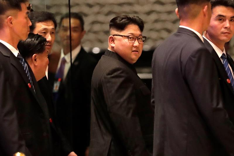 El l&iacute;der norcoreano, Kim Jong-un (c), abandona el hotel Marina Bay Sands durante su visita al centro de Singapur, hoy, 11 de junio del 2018.