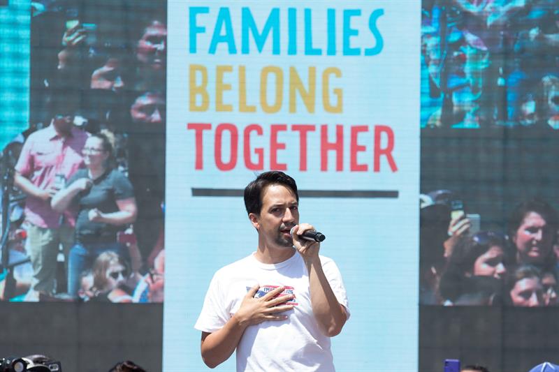 El compositor y dramaturgo estadounidense Lin-Manuel Miranda interpreta una canción en un mitin de "Families Belong Together", en el Lafayette Park, al otro lado de la calle de la Casa Blanca en Washington, DC, El 30 de junio de 2018.