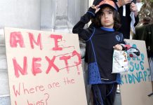 Niños inmigrantes separados de sus familias, a 45 minutos de la Casa Blanca Rubén García, de 5 años, permanece junto a un cartel en donde se lee "Soy el siguiente? - Dónde están los bebés ?", durante una manifestación contra el Fiscal General estadounidense Jeff Sessions y las políticas de inmigración del gobierno Trump y la separación de niños de sus padres