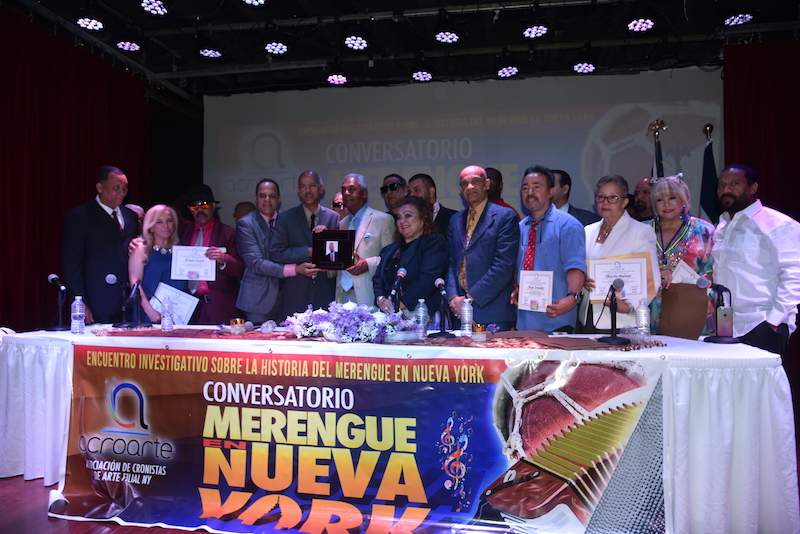 El empresario José A. Tejeda recibe la placa de la filial de Acroarte que lo declara “Padre del Merengue en Nueva York’, de manos del presidente de la entidad Adalberto Domínguez y Zunilda Fondeur.