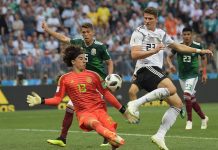 0-1. Un México 'diabólico' hace historia y tumba a la campeona El alemán Mario Gómez (D) en acción contra el arquero Guillermo Ochoa (i) de México durante la Copa Mundial de la FIFA 2018 del partido de fútbol F de la ronda preliminar entre Alemania y México en Moscú, Rusia, el 17 de junio de 2018.